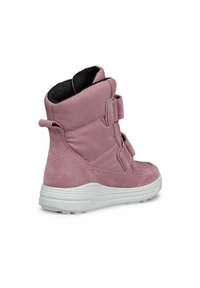 Stivaletto alla caviglia in suede rosa con due cinturini in velcro, collo imbottito, fodera nera testurizzata e suola in gomma bianca con battistrada decorato.