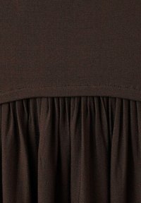 Abito stratificato marrone con top aderente e gonna arricciata e raccolta. Il materiale è testurizzato con una finitura liscia e una morbida caduta.