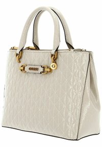 Sac à main matelassé crème avec quincaillerie dorée, poignées supérieures et fermeture éclair. Présente un fermoir et un charme de marque. Design structuré.