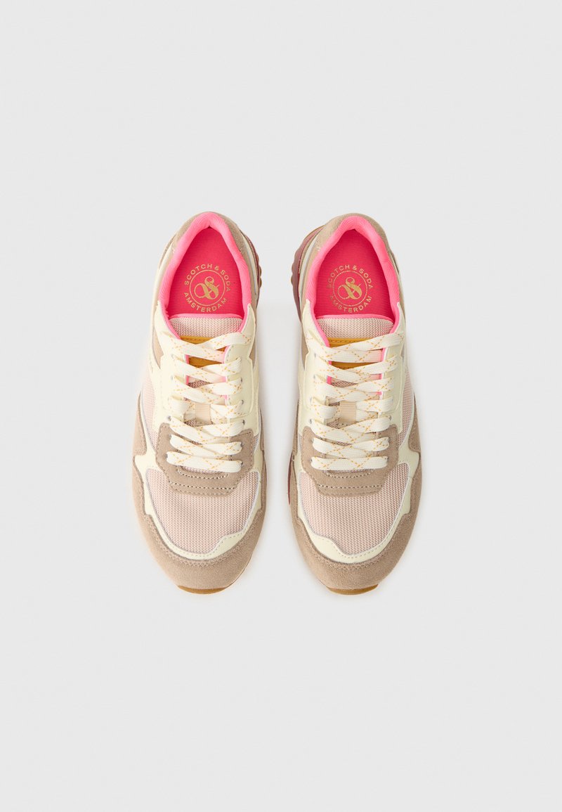 Baskets avec une tige en maille crème, des accents en daim brun clair et une doublure rose. Elles ont des lacets blancs et une semelle en caoutchouc texturée.