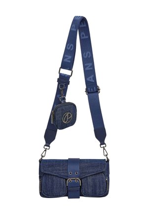 Džínová crossbody kabelka v tmavomodrej farbe, s plochým tvarom, nastaviteľným popruhom s textom "JEANS" a malou pripevnenou taštičkou s logom.