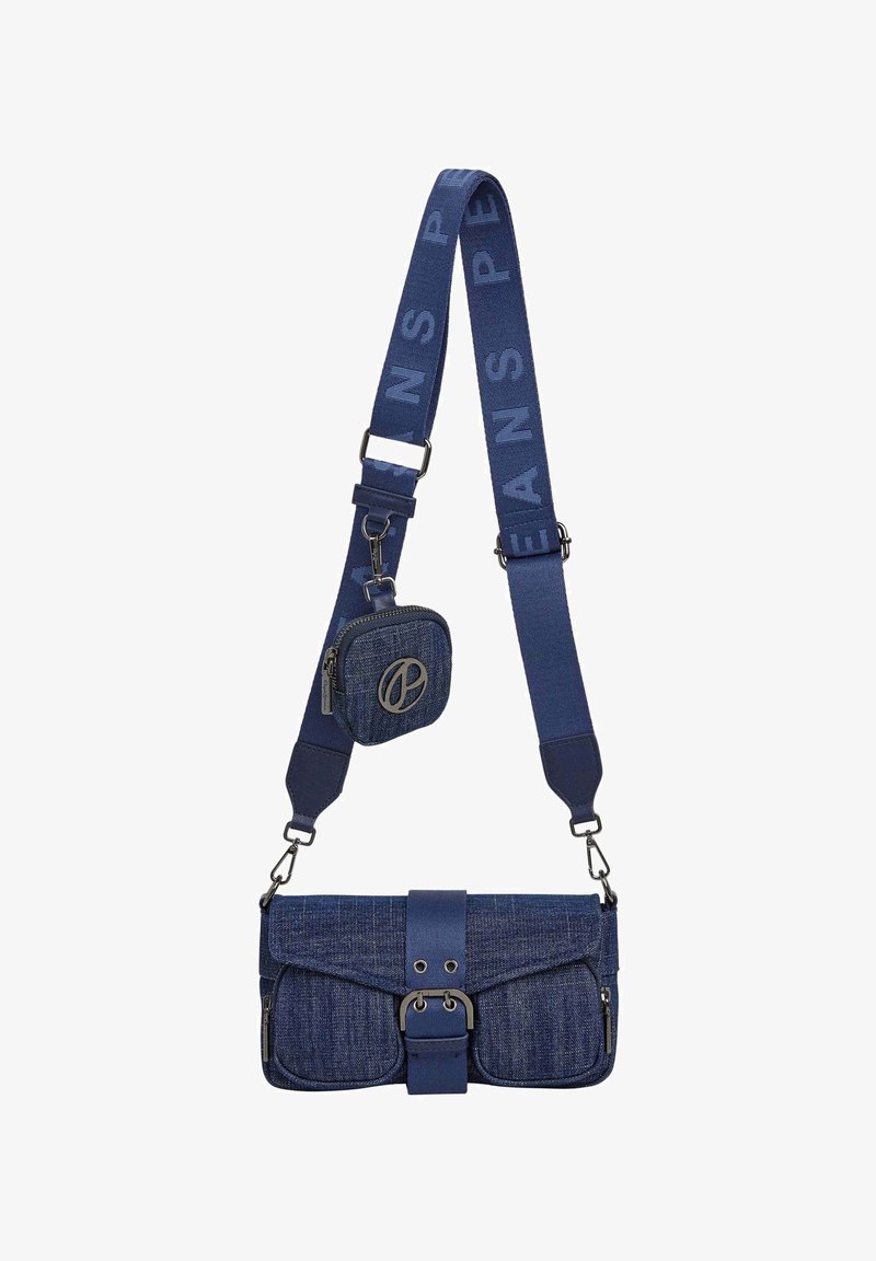 Borsa a tracolla in denim blu scuro, caratterizzata da una forma piatta, tracolla regolabile con testo "JEANS" e una piccola pochette attaccata con un logo.