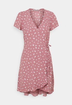 Kurzärmeliges, staubrosa Wickelkleid mit weißen unregelmäßigen Flecken und gerafftem Saum, in der Taille auf einfachem Hintergrund gebunden.