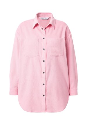 Chemise rose à boutons fabriquée en tissu texturé, avec deux poches avant, un col classique et des boutons noirs sur le devant.