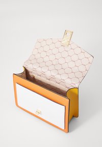 Borsa a spalla quadrata in arancione e bianco, con chiusura in hardware dorato, esterno testurizzato e interno beige con motivo logo ripetuto.