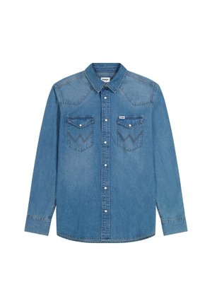 Lichtblauwe denimshirt met lange mouwen, knoopsluiting aan de voorkant, twee borstzakken met puntige kleppen en decoratieve stiksels op de schouders.