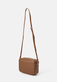 Borsa a tracolla a forma rettangolare di colore marrone con motivo, in materiale pelle, chiusura con zip e tracolla regolabile.