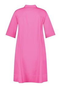 Robe chemise rose en tissu lisse, dotée d'un col, de manches courtes et d'une coupe décontractée avec un ourlet droit.