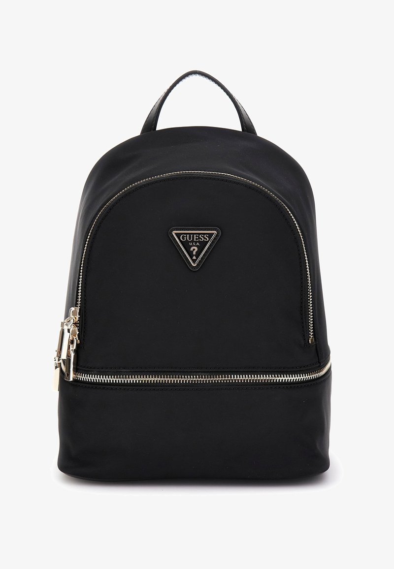 Zaino in nylon nero con design arrotondato, chiusura con zip, hardware dorato e logo del marchio triangolare sul davanti. Manico doppio superiore.