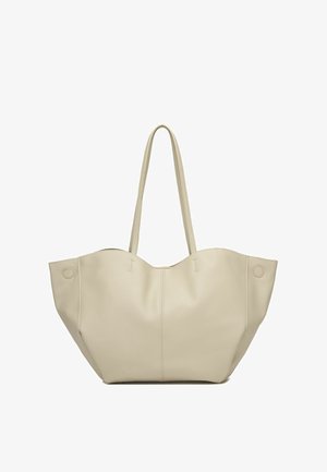 Sac fourre-tout en cuir beige avec un design structuré et doux, deux poignées allongées et des coutures visibles sur le devant.