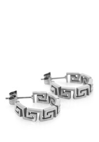 Pendientes de aro de plata con un diseño geométrico y patrones entrelazados. Hechos de metal con un acabado pulido y cierre a presión.