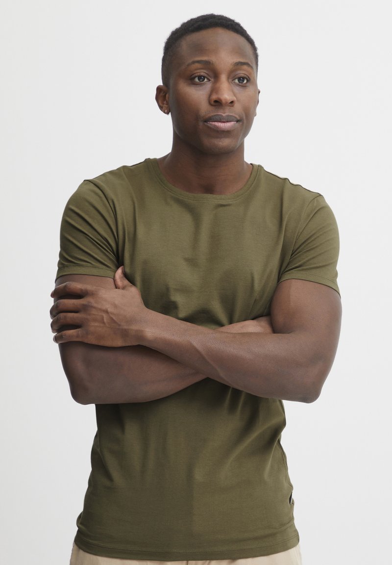 Casual Friday - CFDAVID - CREW NECK T-SHIRT - T-shirt basic - burnt olive, Ingrandire