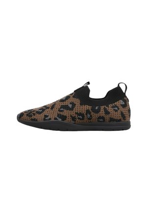 Zapatilla tipo slip-on con cuello negro similar a un calcetín, parte superior de punto con estampado de leopardo marrón y negro, y suela de goma negra, mostrada en perfil lateral.
