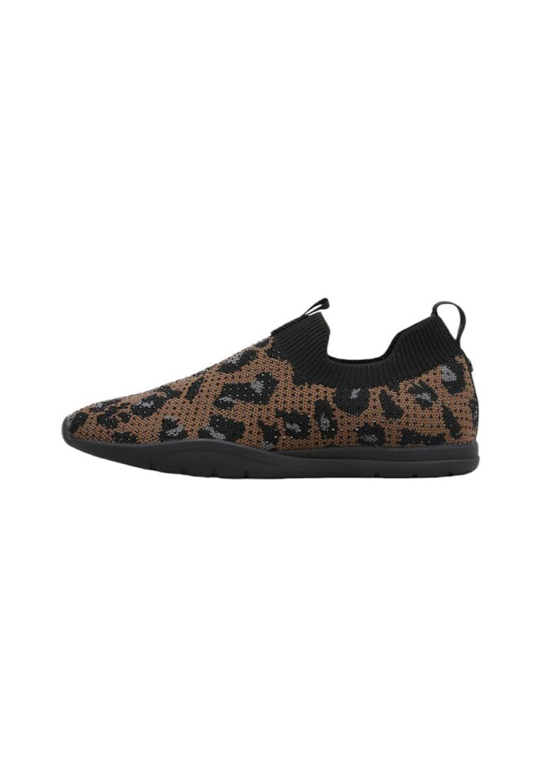Zapatilla tipo slip-on con cuello negro similar a un calcetín, parte superior de punto con estampado de leopardo marrón y negro, y suela de goma negra, mostrada en perfil lateral.