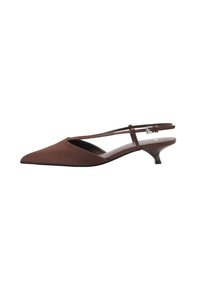 Hnědá špičatá slingback obuv s nízkým podpatkem, vyrobená z hladkého materiálu. Obsahuje tenký nastavovací pásek a minimalistický design.