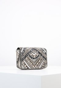 Borsa a tracolla decorata con perline, con motivi geometrici in nero, argento e crema. Presenta una finitura testurizzata e una chiusura a pattina.