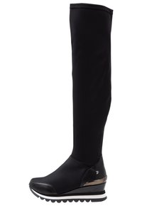 Botte noire au-dessus du genou avec une tige en tissu lisse, au design épuré, style enfiler, semelle compensée et accent métallique près du talon.