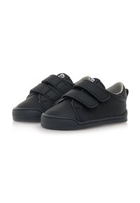 Zwarte leren schoenen met twee klittenbandsluitingen, een ronde neus, een gestructureerde bovenkant en kleine perforaties aan de zijkant. Rubberen zool voor grip.