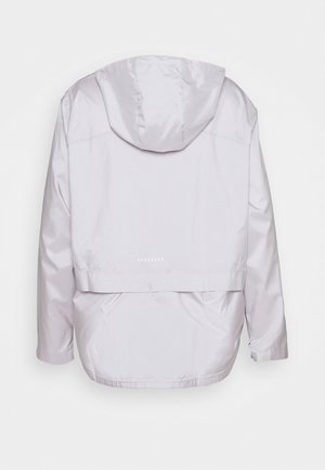 Widok z tyłu na jasnoszarą wodoodporną kurtkę z kapturem, długimi rękawami i krótką nakładką z tyłu.