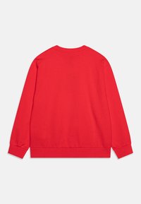 Felpa rossa con scollo rotondo, maniche lunghe e polsini a costine. Il tessuto sembra morbido, con una consistenza liscia e senza motivi visibili.