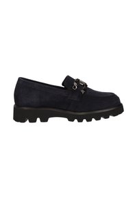 Donkerblauwe suede instappers met een stevige zwarte rubberen zool en een decoratieve gespsluiting op de bovenkant. Klassiek loafer-ontwerp.