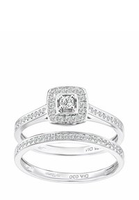 Dwa splatane pierścionki z kwadratowym wzorem halo. Wykonane z białego metalu, ozdobione wieloma małymi diamentami wokół centralnego kamienia.