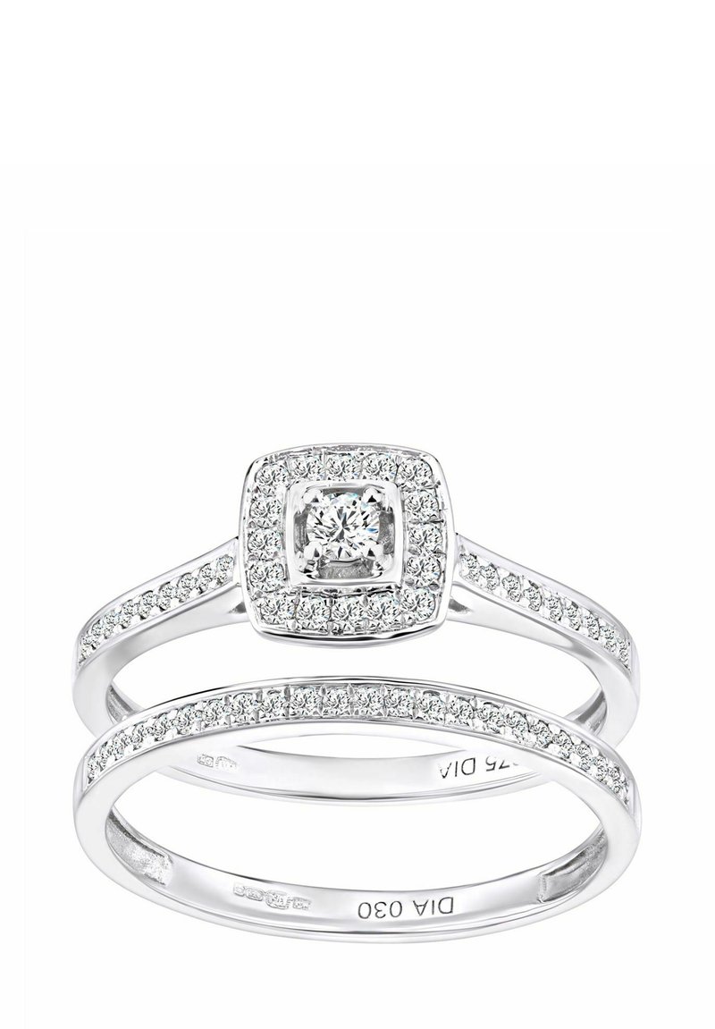 Dwa splatane pierścionki z kwadratowym wzorem halo. Wykonane z białego metalu, ozdobione wieloma małymi diamentami wokół centralnego kamienia.