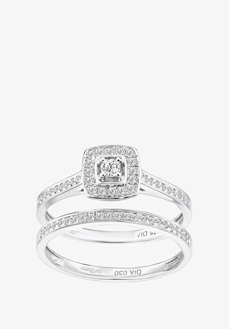 Dwa splatane pierścionki z kwadratowym wzorem halo. Wykonane z białego metalu, ozdobione wieloma małymi diamentami wokół centralnego kamienia.