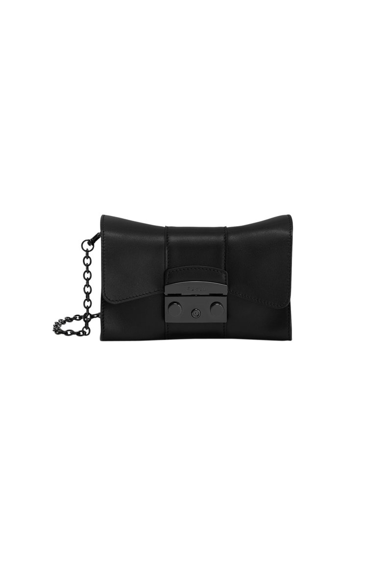 Schwarze Leder-Clutch mit strukturiertem Finish, Kettenriemen und geschwungener Klappenform, die auffällige Hardware-Details aufweist.