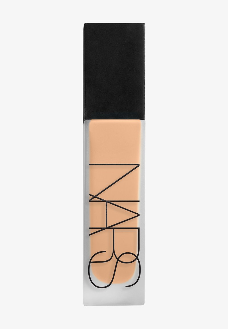 Flacon en verre rectangulaire contenant un fond de teint liquide beige, avec un bouchon noir, arborant le logo "NARS" en lettres noires hautes et fines.