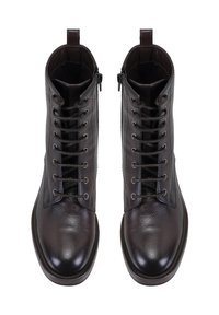 Bottes de cheville en cuir marron avec une finition texturée, à lacets à l'avant et fermeture éclair sur le côté. Bout arrondi et semelle robuste.