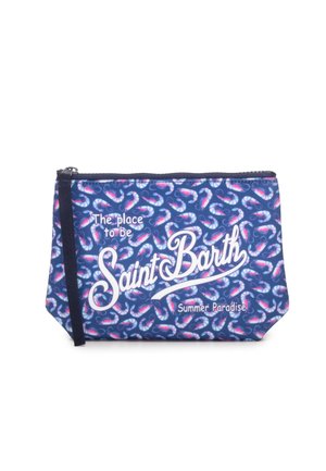 Bustina blu navy con zip con motivo di gamberi rosa e bianchi e testo bianco con scritta "The place to be Saint Barth Summer Paradise."