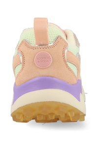 Multicolored sneaker van gaas, suede en synthetische materialen. Heeft een roze logo op de hiel, een gestructureerde zool en pastelletjes.