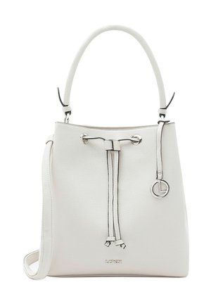 Weiße Leder-Beuteltasche mit Kordelverschluss, rundem Griff, verstellbarem Schulterriemen und silbernem runden Anhänger.