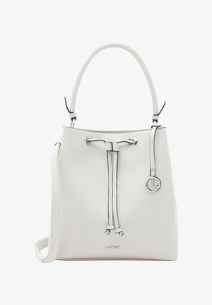 Bolso tipo cubo de cuero blanco con cierre de cordón, asa redondeada, correa de hombro ajustable y charm circular plateado.