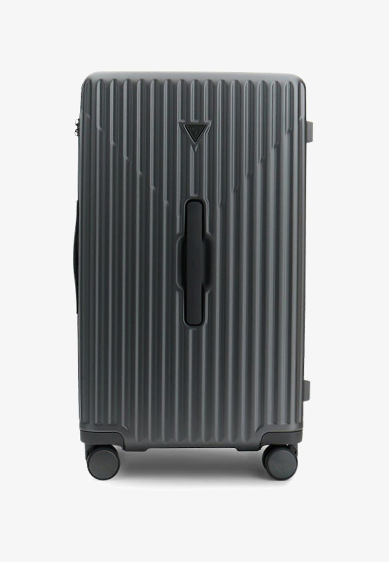 Harde koffer in donkergrijs, voorzien van verticale ribbels, een centrale handgreep en vier wielen voor mobiliteit.
