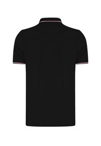 Camisa polo negra con un cuello clásico, mangas cortas y acentos de rayas multicolores en el cuello y las mangas. Textura de tela suave.