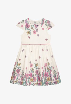 Weißes kurzes Kleid mit Blumenmuster in Pink, Gelb und Grün. Verfügt über einen gerafften Rock und einen pinkfarbenen Akzent in der Taille.