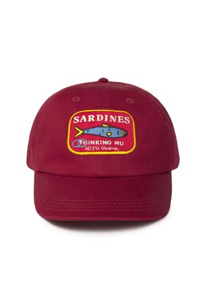 Vínová šiltovka s obdĺžnikovou záplatou zobrazujúcou modrú sardinku a textom „SARDINES THINKING MU RECETA ORIGINAL“ v červenej, žltej a bielej farbe.
