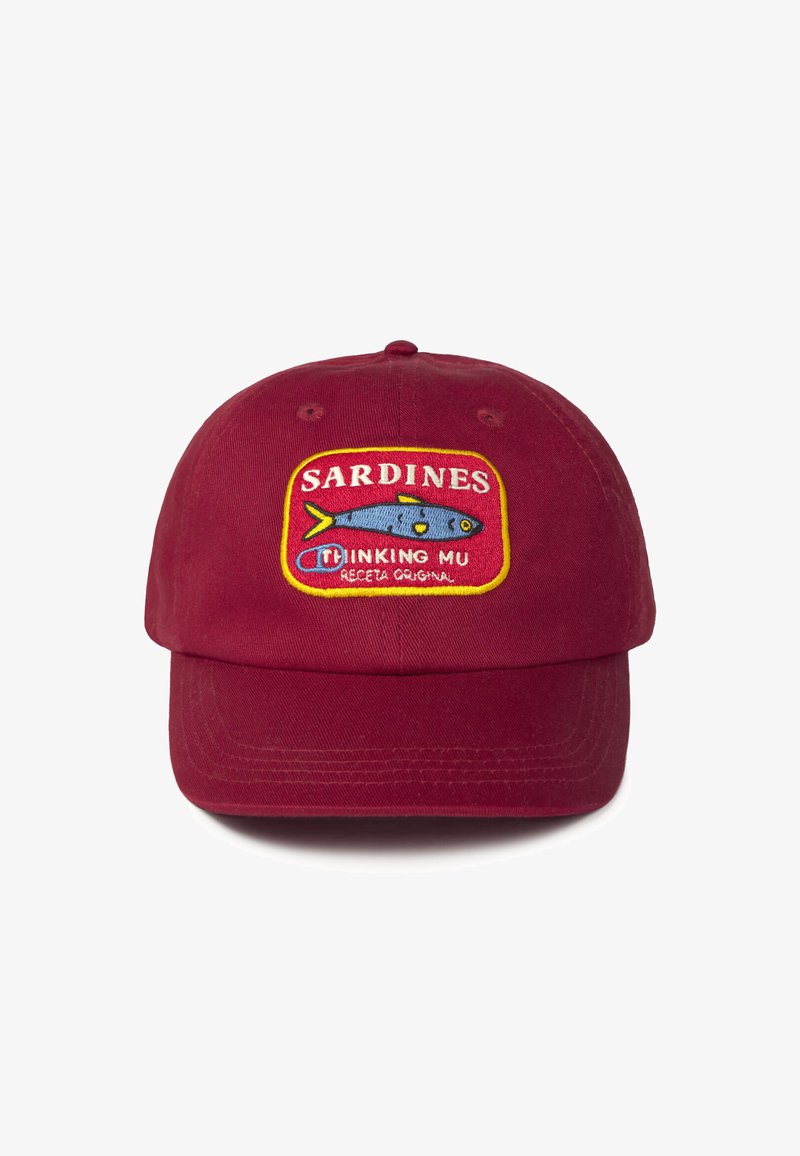 Casquette de baseball bordeaux avec un patch rectangulaire montrant une sardine bleue et le texte « SARDINES THINKING MU RECETA ORIGINAL » en rouge, jaune et blanc.