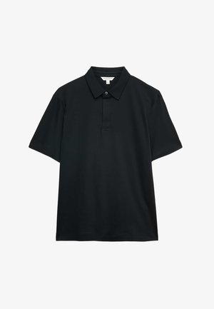Polo negra hecha de tela lisa, con cuello clásico, mangas cortas y una tapeta con botones sin patrones ni adornos.