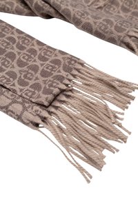 Brun scarf med mønster og frynser; har et gentaget design i et blødt stof; teksturen er glat med knyttede frynseender.
