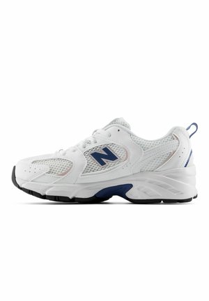 Chaussure de sport blanche avec des panneaux en mesh, détails bleus et semelle noire, vue de côté sur fond blanc.