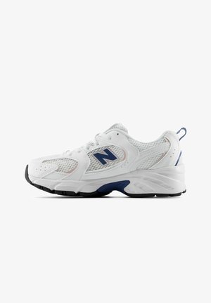 Chaussure de sport blanche avec des panneaux en mesh, détails bleus et semelle noire, vue de côté sur fond blanc.