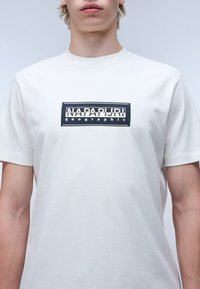 Napapijri LOGO - Nyomott mintás póló - white heron