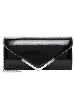 Pochette en cuir verni noir avec un rabat triangulaire et des accessoires en métal argenté. Dotée d'une fine bandoulière en chaîne et d'une texture lisse et brillante.