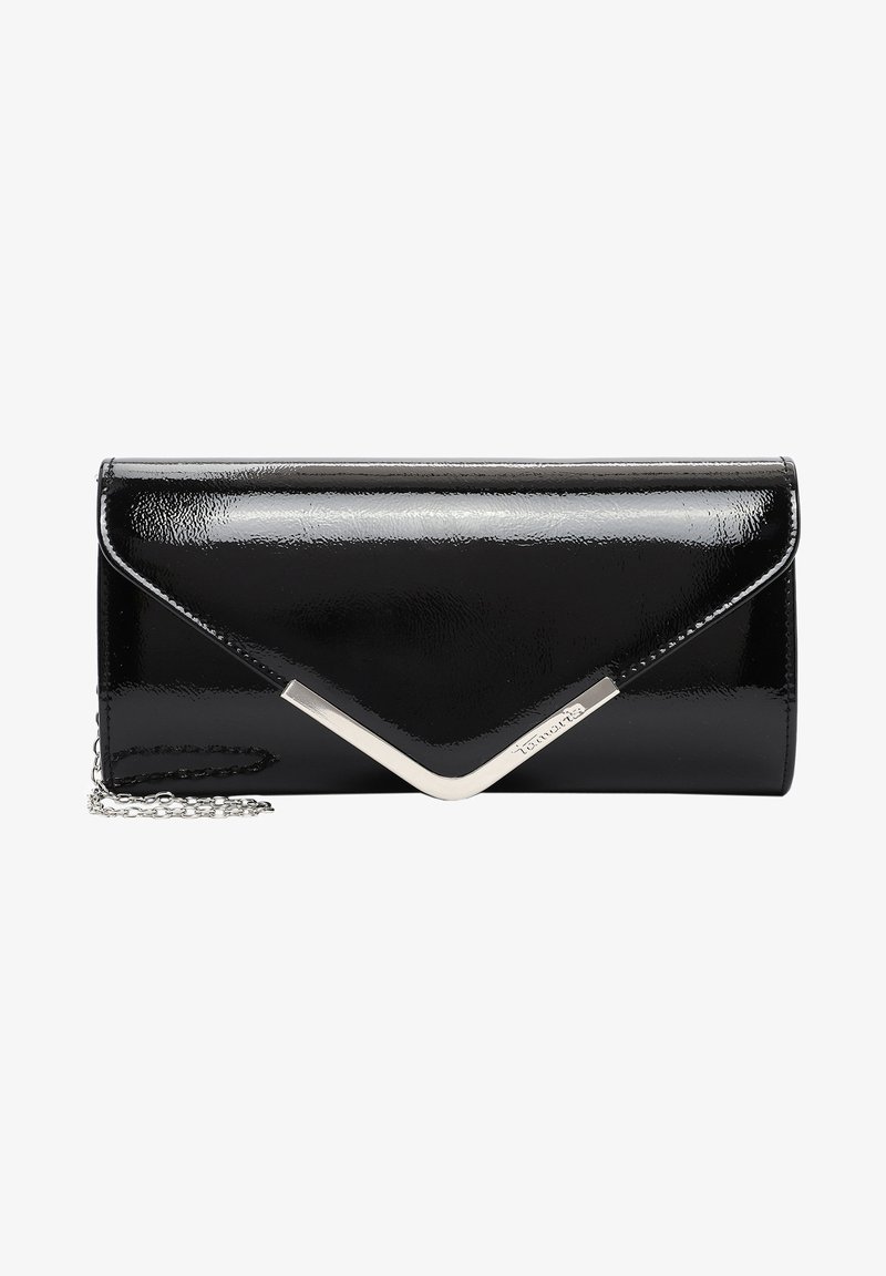 Clutch de pele sintética preta com aba triangular e detalhes em metal prateado. Apresenta uma alça de corrente fina e uma textura suave e brilhante.