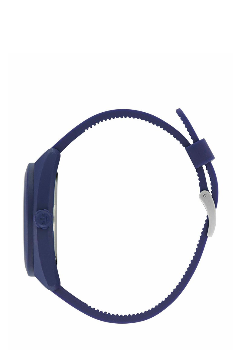 Vue latérale d'une montre-bracelet bleu marine avec un bracelet en silicone rainuré ajustable et une boucle en argent.