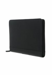 Housse pour ordinateur portable en cuir noir avec une forme plate et rectangulaire. Texture lisse et design minimaliste, équipée d'une fermeture éclair sur le côté et d'un subtil détail de couture.