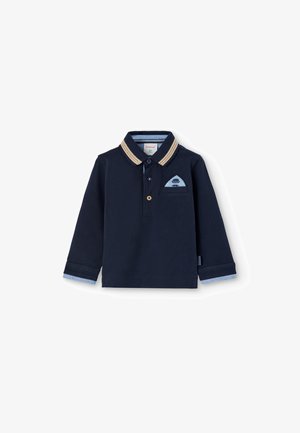 Polo bleu marine à manches longues avec col rayé beige, poignets intérieurs bleu clair et petite poche avant avec motif chapeau et moustache.